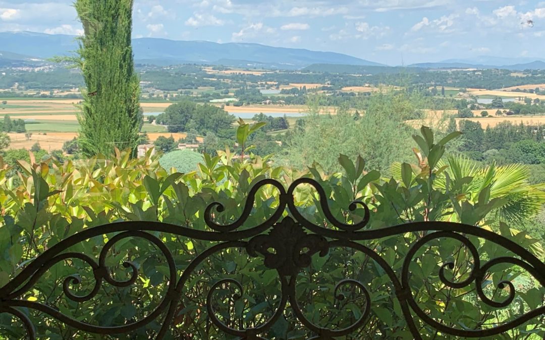 PROPRIETE EN PIERRES AVEC VUE PANORAMIQIE EN PROVENCE