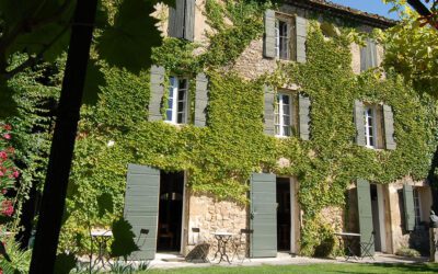ANCIENNE DEMEURE AVEC PISCINE AU COEUR D’UN VILLAGE PROVENÇAL
